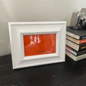 DSW White Picture Frame with hermes art Classic Accent‎